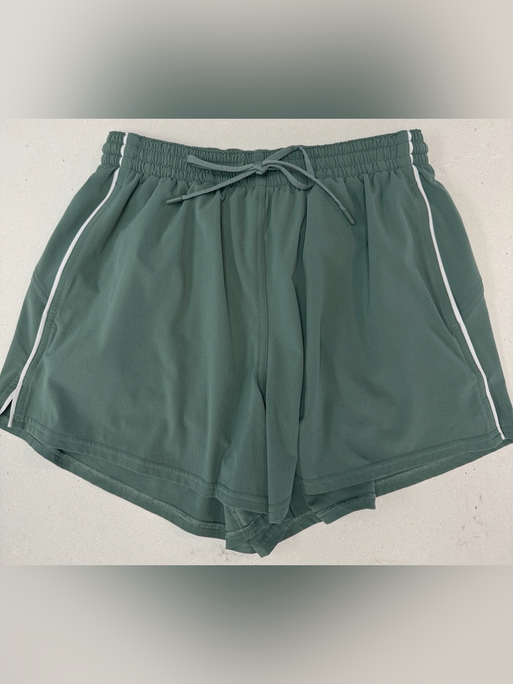 lululemon Court Rival High Rise 3" Sage Green with White Shorts SZ 6